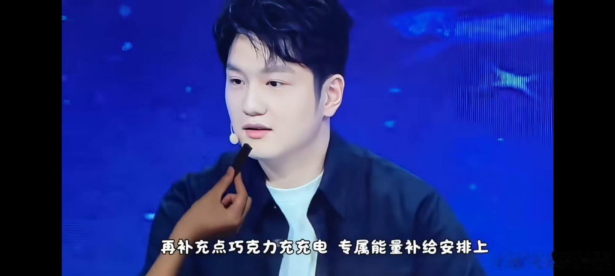 樊振东世界杯首次解说被照顾得很好樊振东被球迷隔空投喂鸡蛋灌饼樊振东化身足球解说名