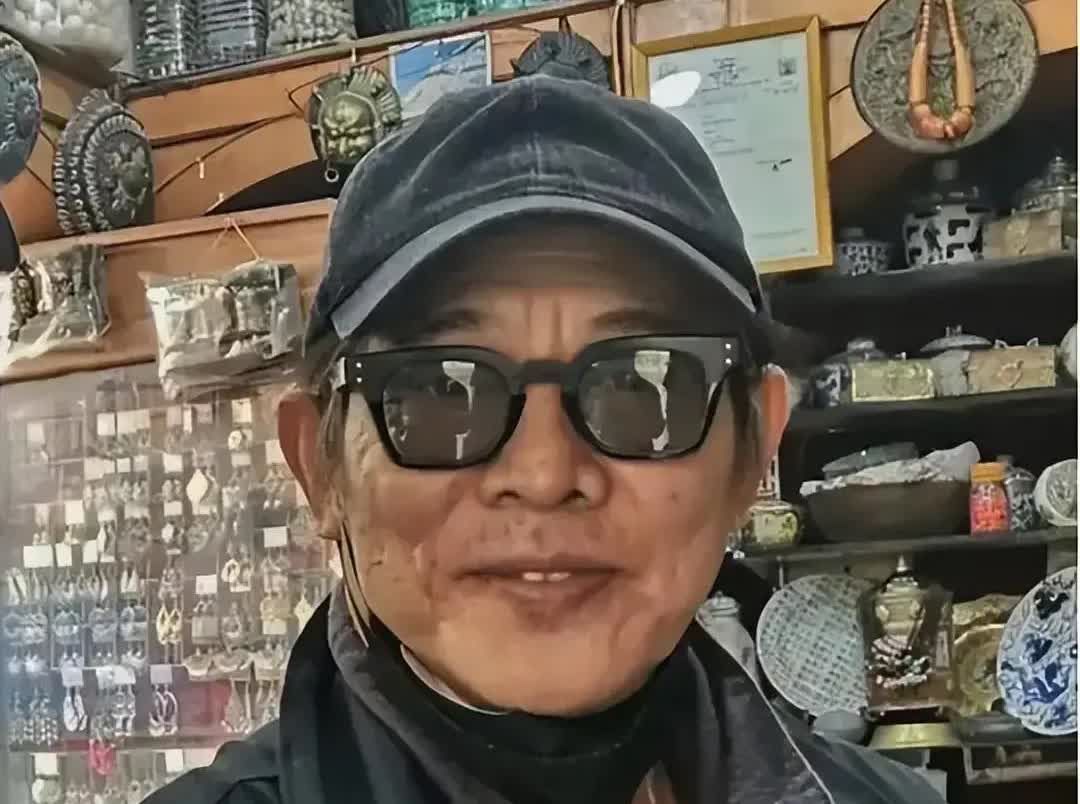 明星老了不忍直视，石榴姐成佝偻老太，李连杰老人味，牛群眼袋大