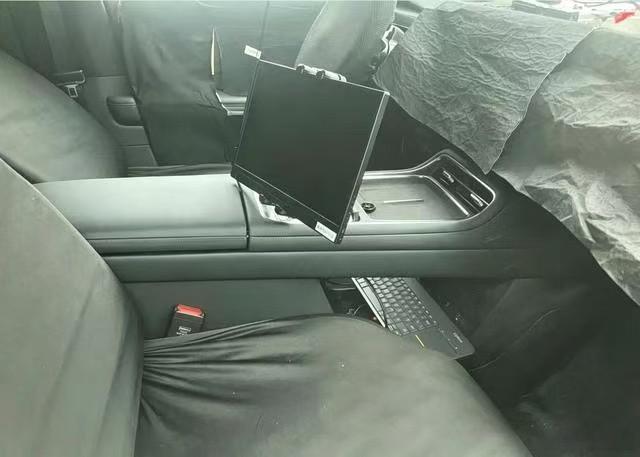 福特代号#CX810#的中大型SUV进入路试，被视作国内市场下一代探险者。新车彻底放弃现款CD6纵置
