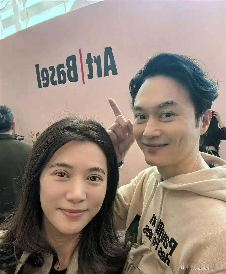 袁咏仪中秋晒12宫格爱马仕礼盒，张智霖的“破产梗”喊了四年，这回换成你怕是要问：她说的50岁收手到底
