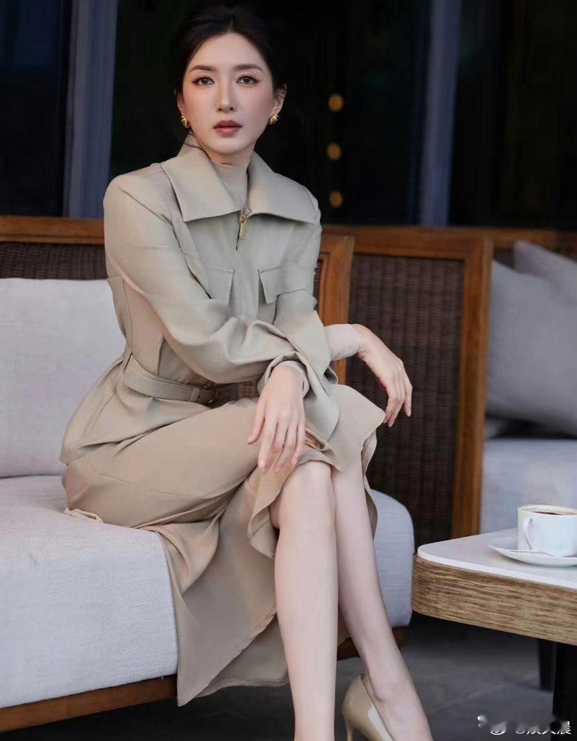 江疏影笑容温柔明媚，宛若春风拂面，清甜暖意沁人心间，氛围感清新又治愈