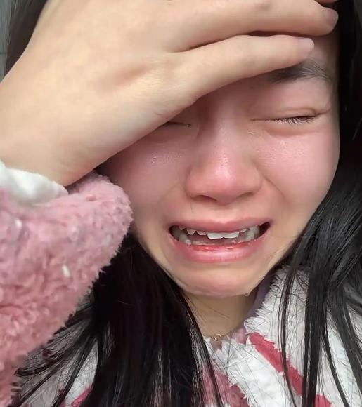 凭什么为了弟弟牺牲我的未来？女生想要考研，而母亲一句“家里没这个钱了，你非要逼死