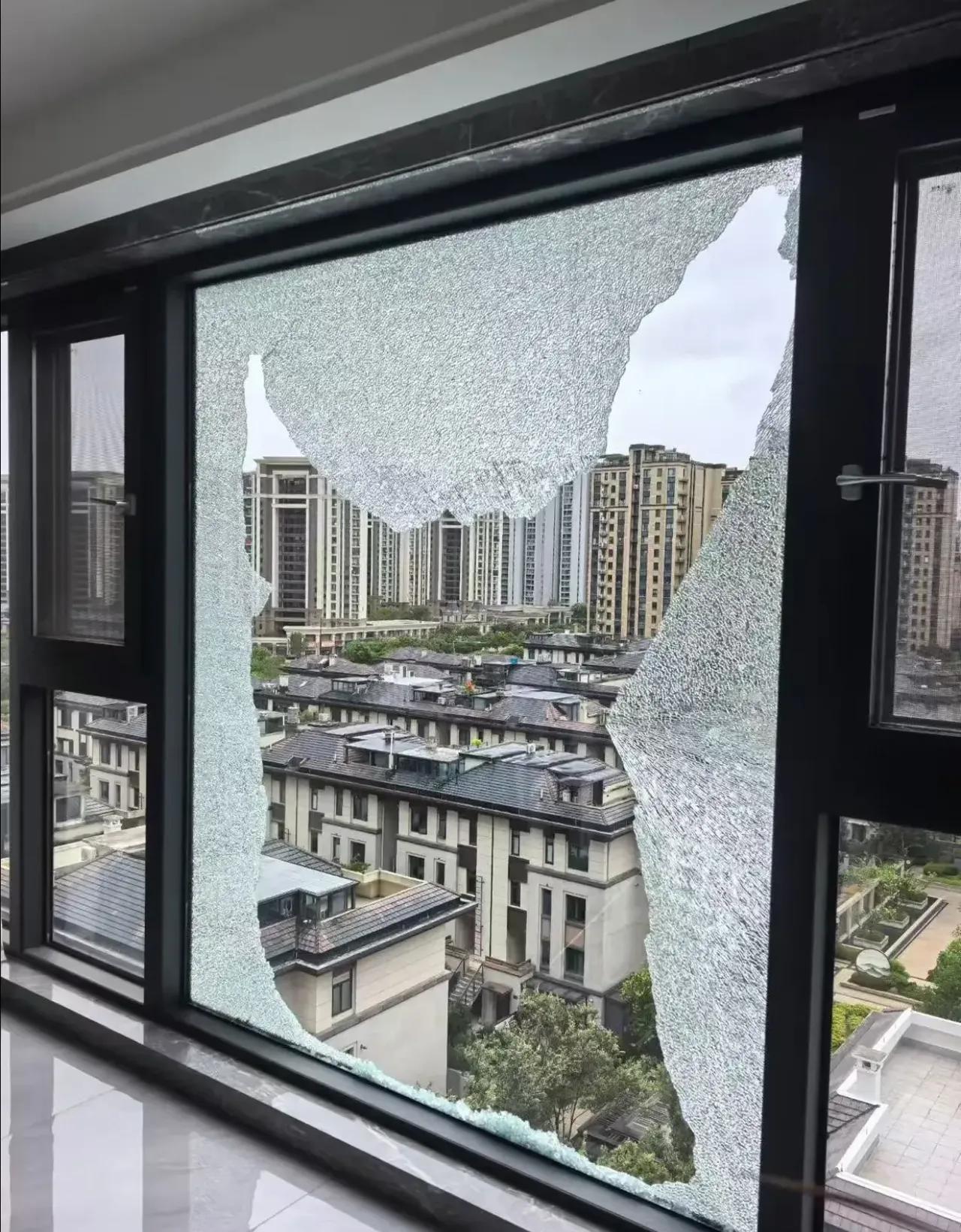 远在浙江的表姐，正经历台风巴威。她在群里强烈提了一个建议:就是以后买