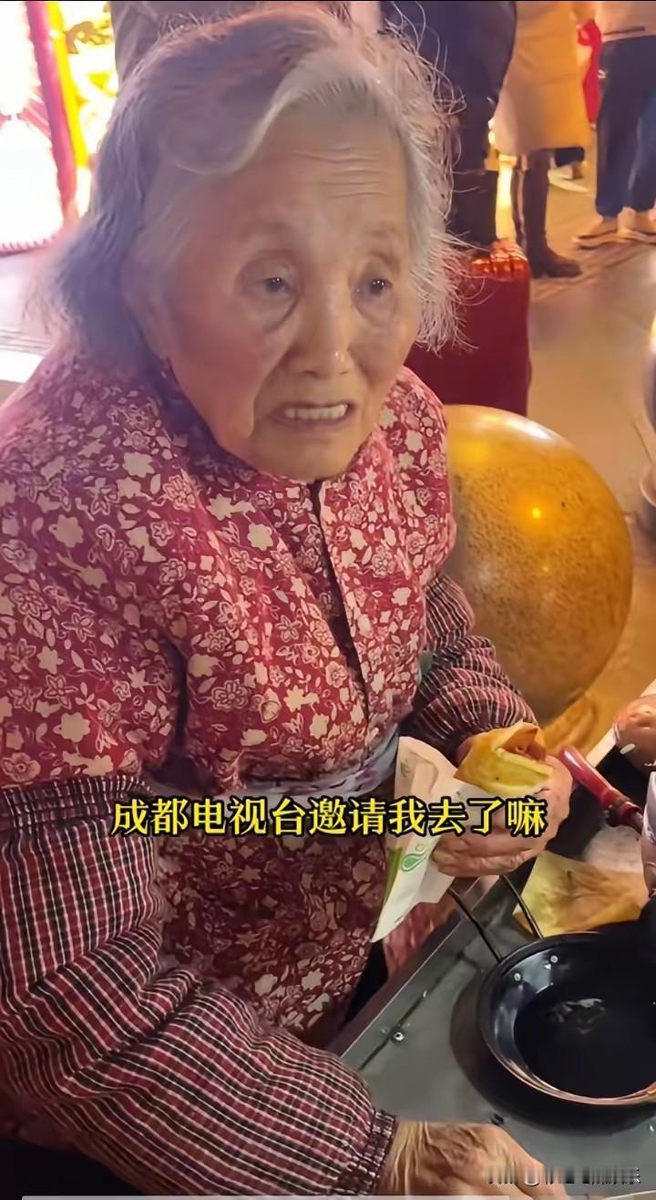 成都蛋烘糕老太没有流量了，终于放低姿态不骂人了，态度缓和了许多，声音也压低了不少