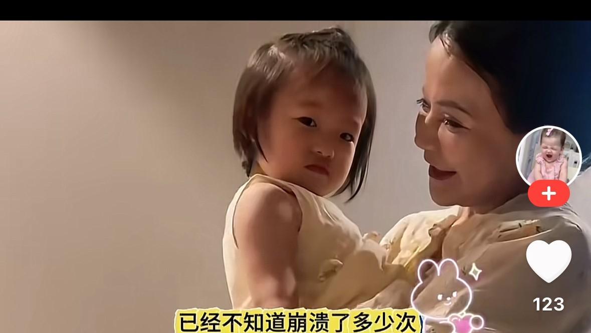 黄一鸣把来照顾她的妈妈和姥姥赶回了安庆。之前黄一鸣直播还说，奶奶要来带闪闪了，