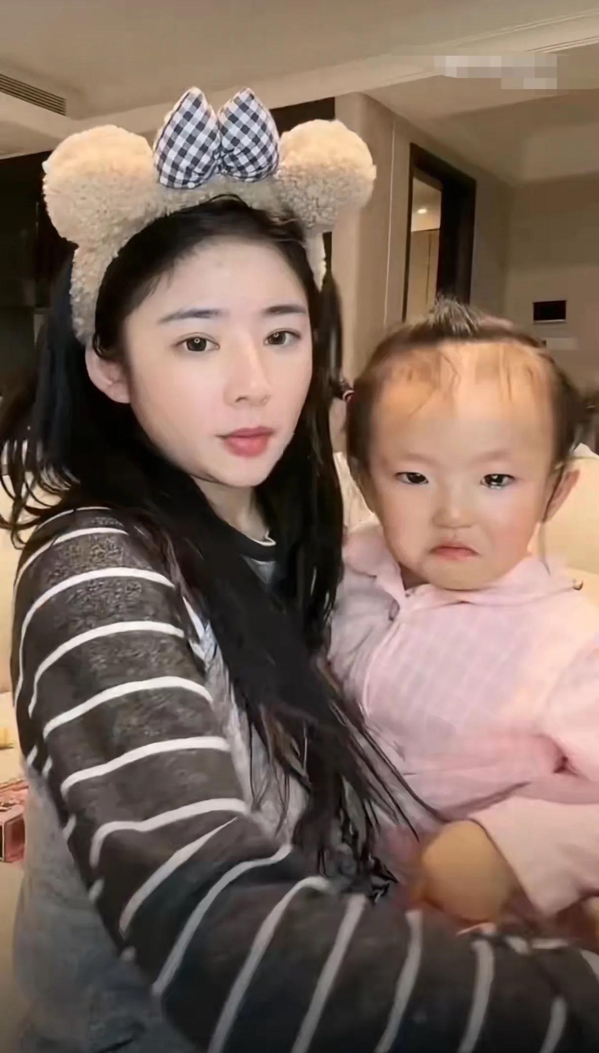 网友问，闪闪为什么叫闪闪？原来是因为，孩子一出生爸爸就闪了，就叫闪闪。切