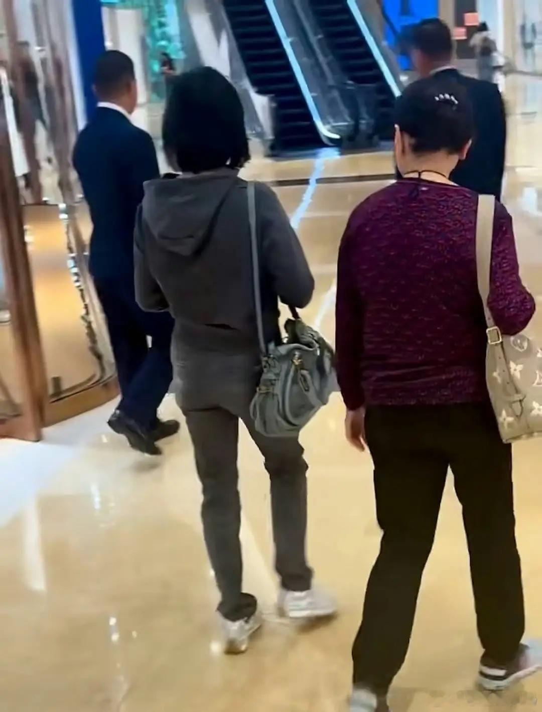 63岁何超琼素颜逛商场，背18年前老款包包，保镖保姆共四人相伴！