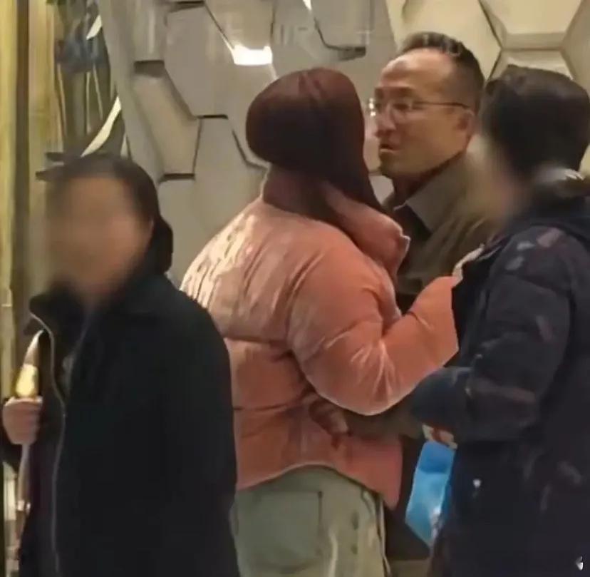 张萌和老公在商场接吻，完美诠释“情人眼里出西施”。有人觉得她老公显老、有些秃顶邋