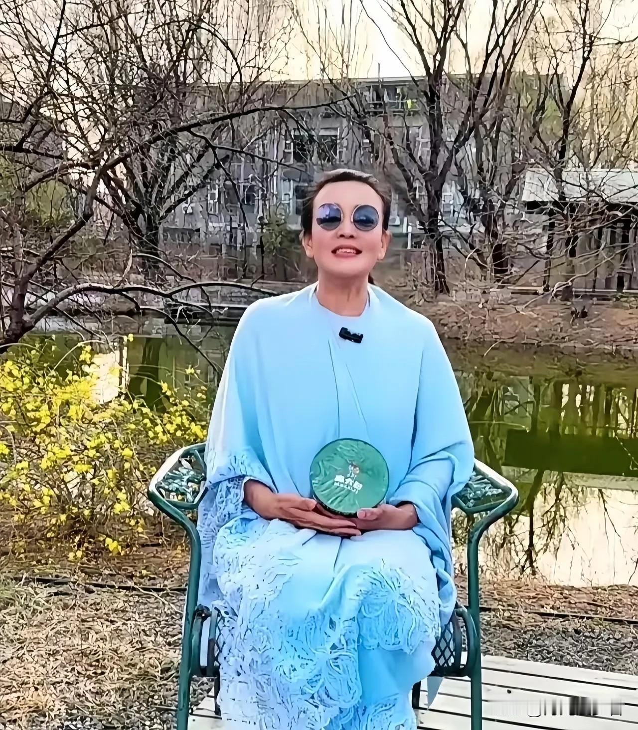 女企业家里，我最佩服的就是张兰了。佩服的不是她白手起家做麻六记，而是她这么大