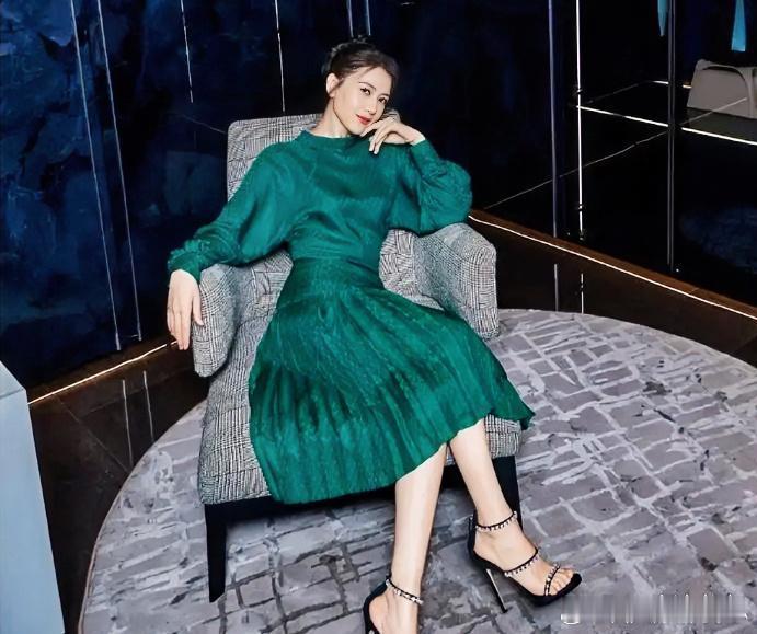 高圆圆，好美，特别是脚上的凉鞋真好看