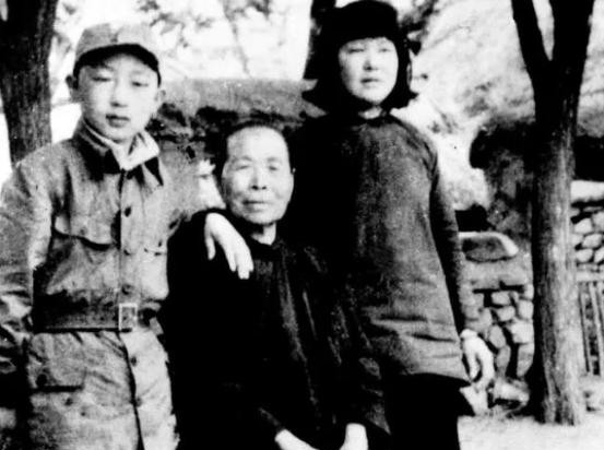 1942年，鬼子点燃了火堆，本想当众烧死一名女革命战士，可是鬼子军官一时疏于防备