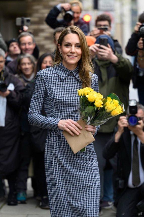 英国王室🇬🇧11月27日，威尔士王妃凯瑟琳访问安娜·弗洛伊德中心。世界各国