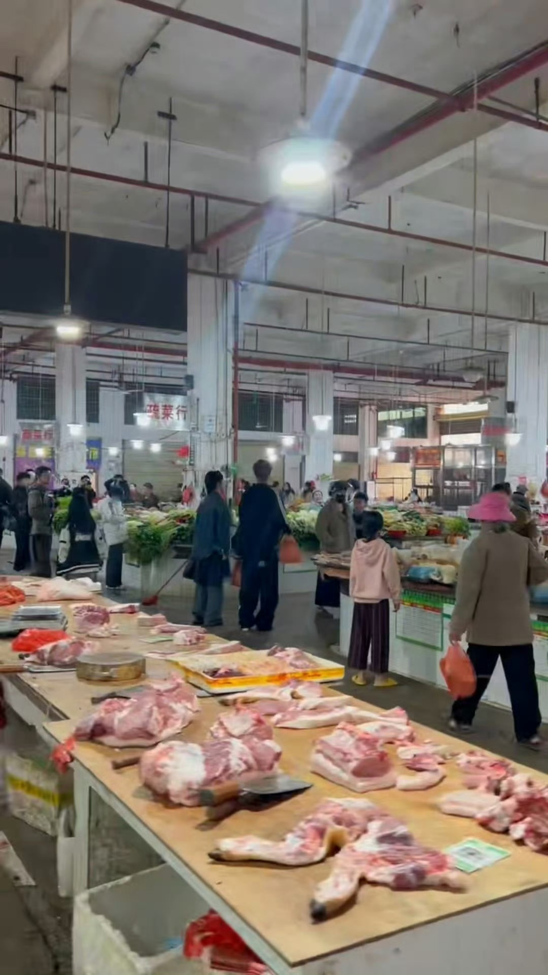 王鹤棣白鹿买菜路透王鹤棣白鹿《亲爱的客栈》买菜路透🈶，梦回以爱为营！王鹤棣白鹿