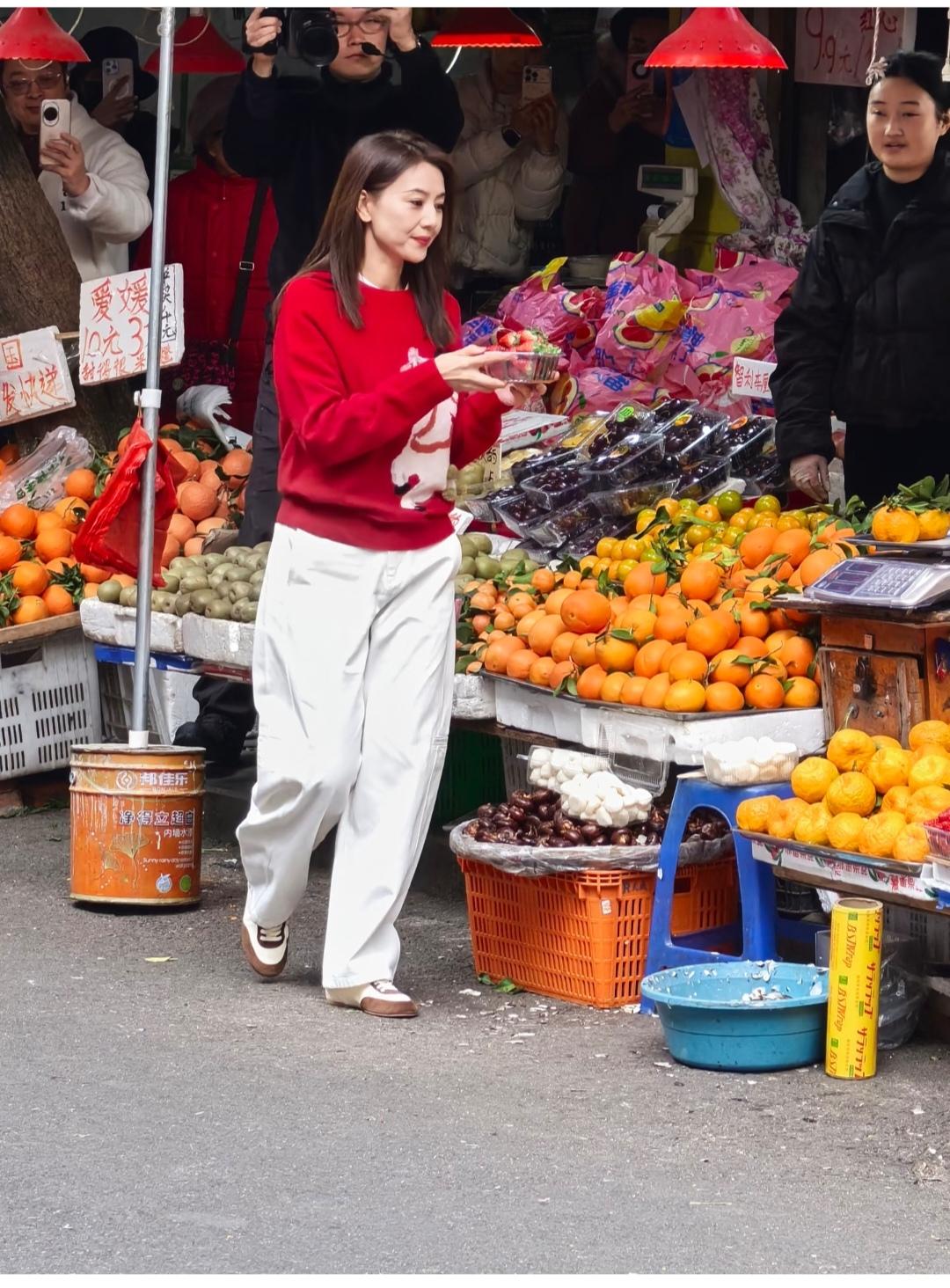 高圆圆，水果摊买草莓，太接地气了。