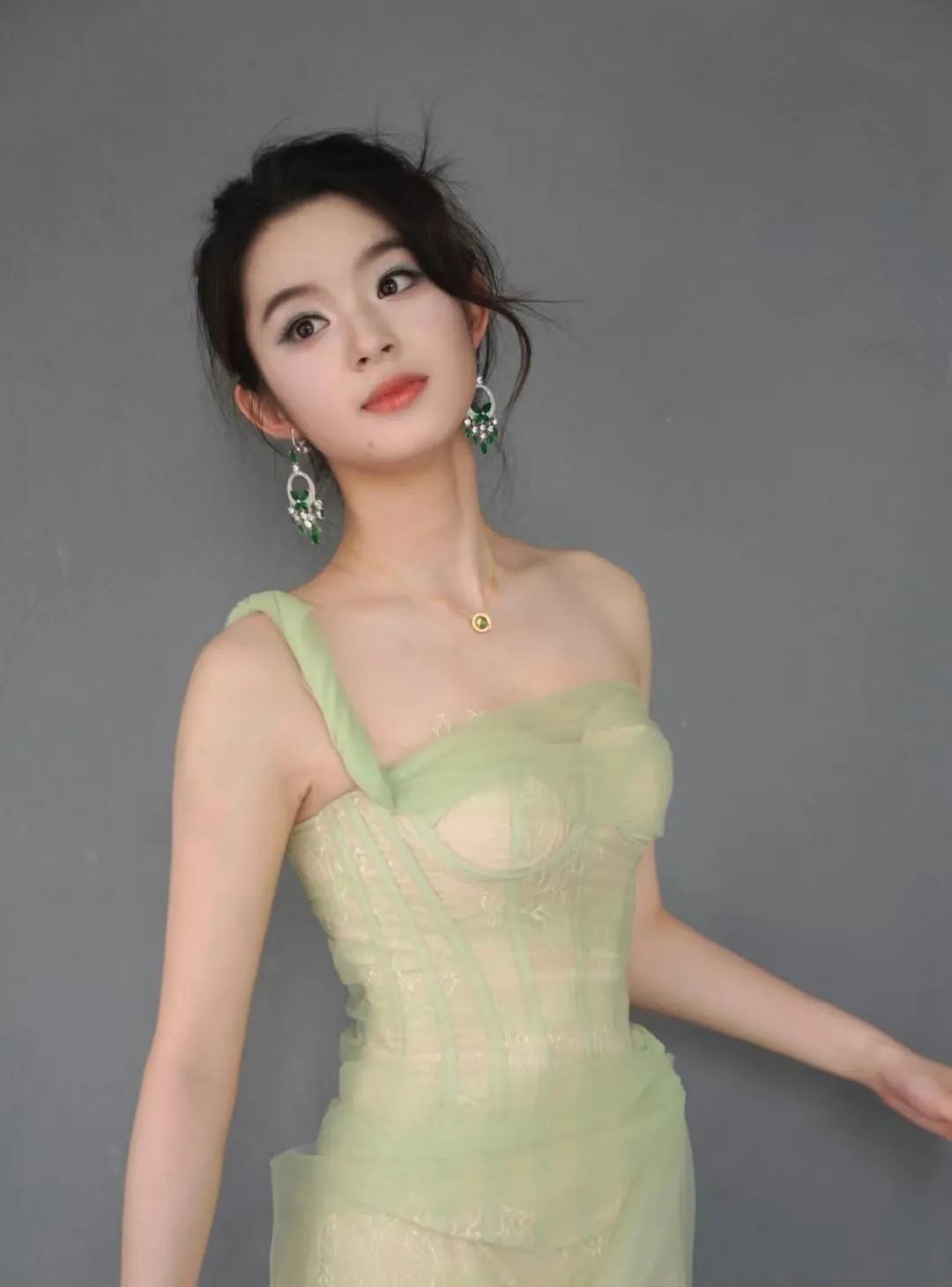 不查不知道，一查吓一跳黄杨钿甜现在才17周岁啊最让人震惊的不是她耳环，而她是