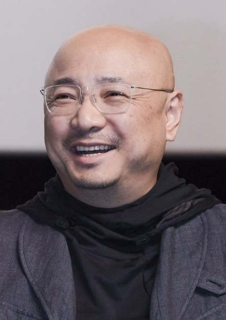 有一次，徐峥到银行柜台取钱：“你好，我想取1w块钱。”柜员对徐峥礼貌的点头，回头