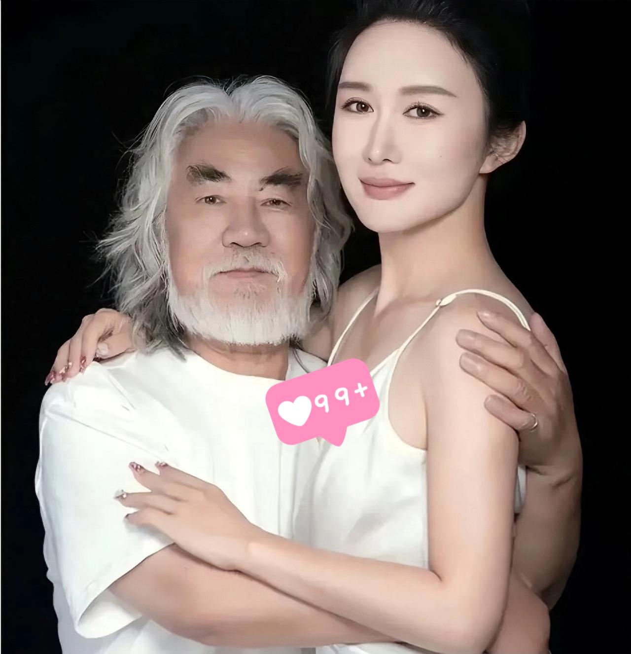 张纪中,那个曾经把金庸搬上荧屏的“武侠教父”,没嘎在拍《天龙八部》的现场,而