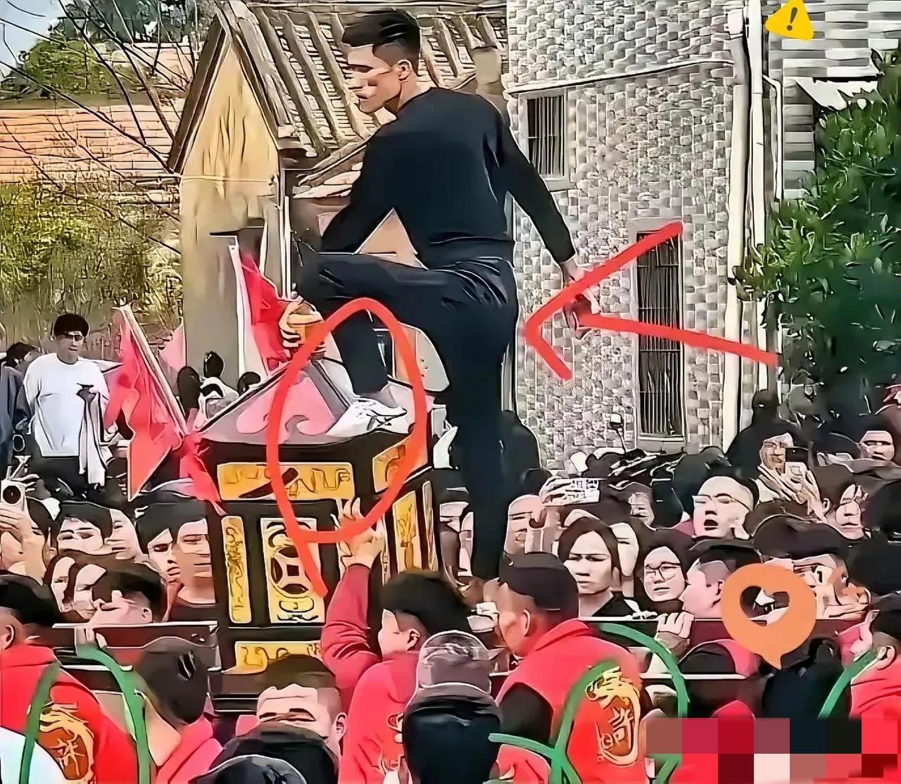 说实话，刷到那个网红一脚踩上妈祖銮顶的视频，我眉头直接皱成一团。别人都是规规矩矩