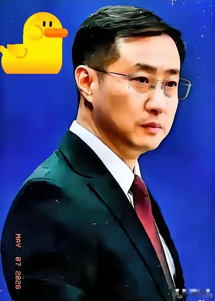 连法国人都嗅出不对劲了。C17重型运输机都已经落地卸了货，这说明行程早就敲死。结