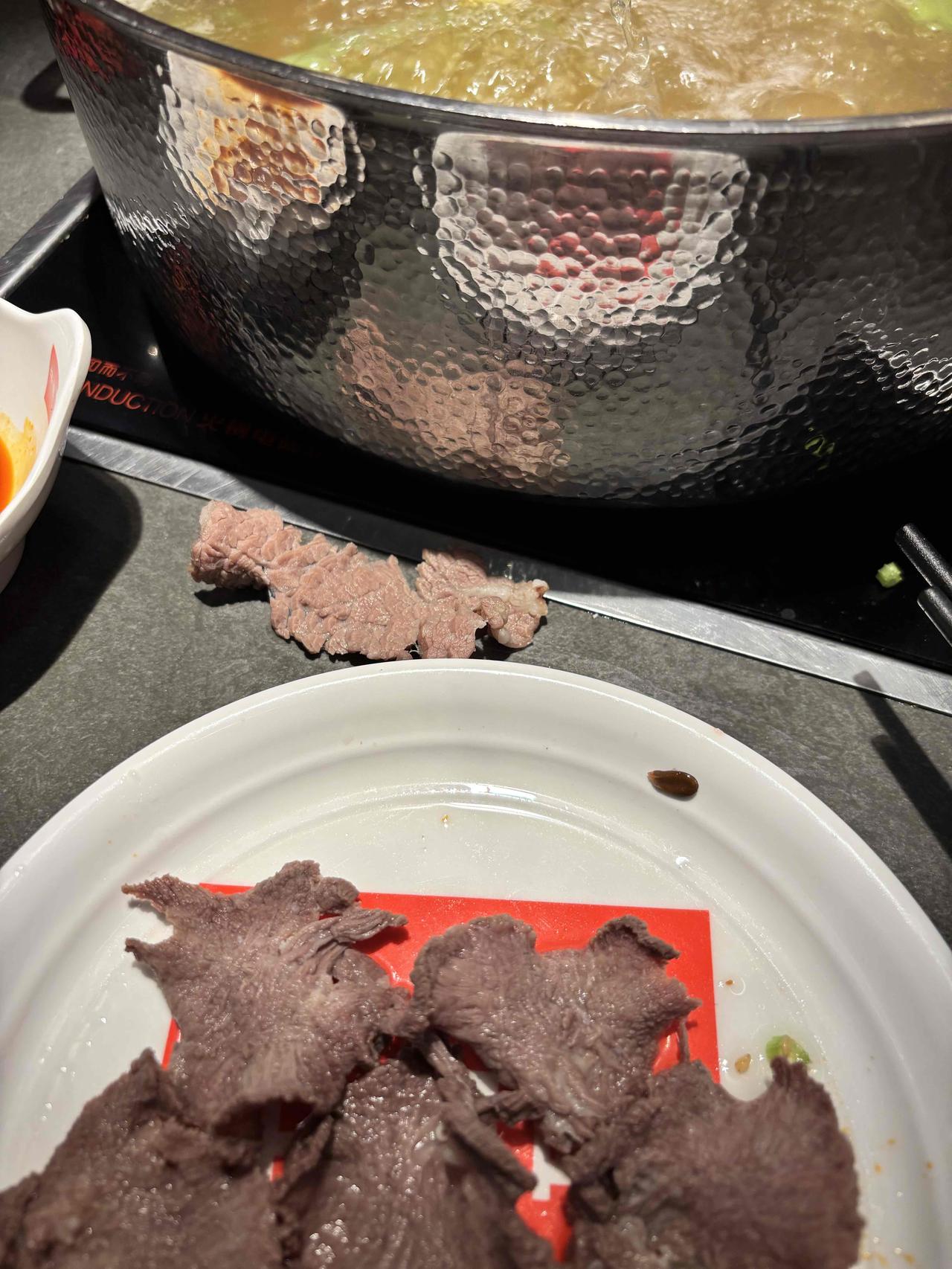 请问一下，这种肉，能不能吃？晚上吃潮汕牛肉火锅的时候，一块吊龙肉掉桌上了，粗