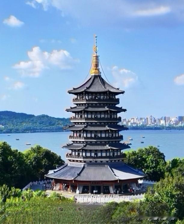 杭州旅游杭州必打卡图片1、杭州西湖雷峰塔；图片2、杭州钱塘江边六和塔；图片3、杭