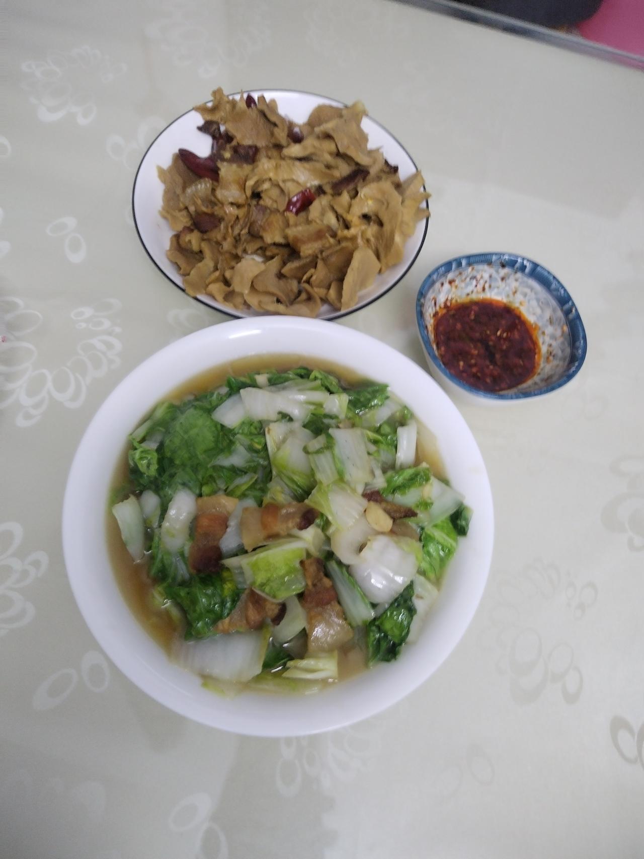 先炒了猪肉炒笋干，放了点干辣椒提味，吃起来香香辣辣的特别开胃。又做了白菜炒肉，白