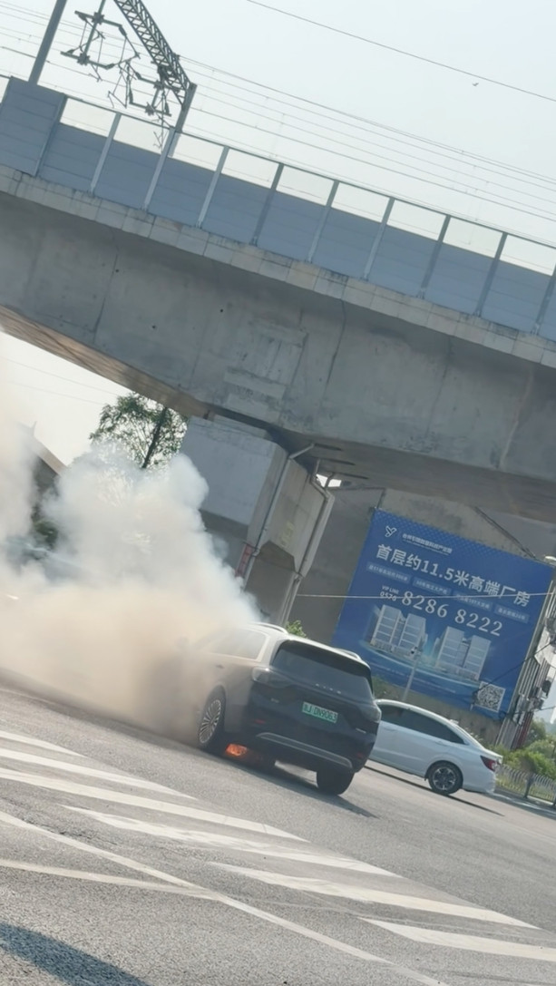 看鸿蒙智行的效率：