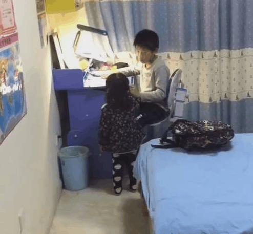 妹妹被妈妈训斥, 暖心哥哥送安慰, 兄妹情深很感人!