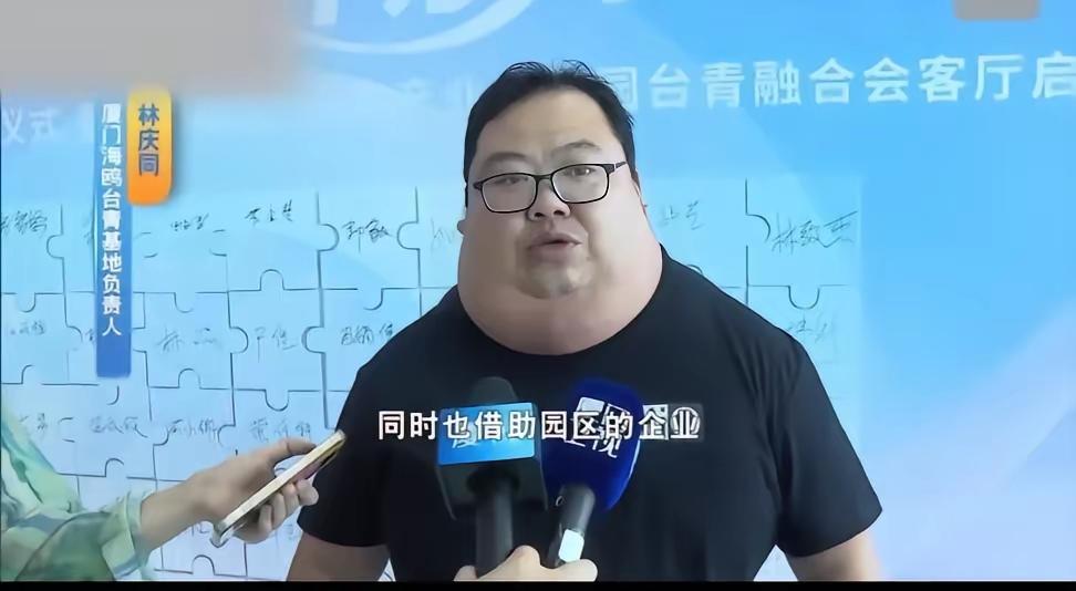 可是这哥们，怎么看去有点古怪呢？头部以下就是身子了，连颈部都没有看到，像极了动漫