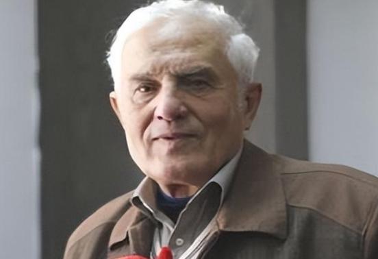 1938年，一名外国婴儿在天津一家教会医院呱呱落地。亲生父母急着离开中国，把这个