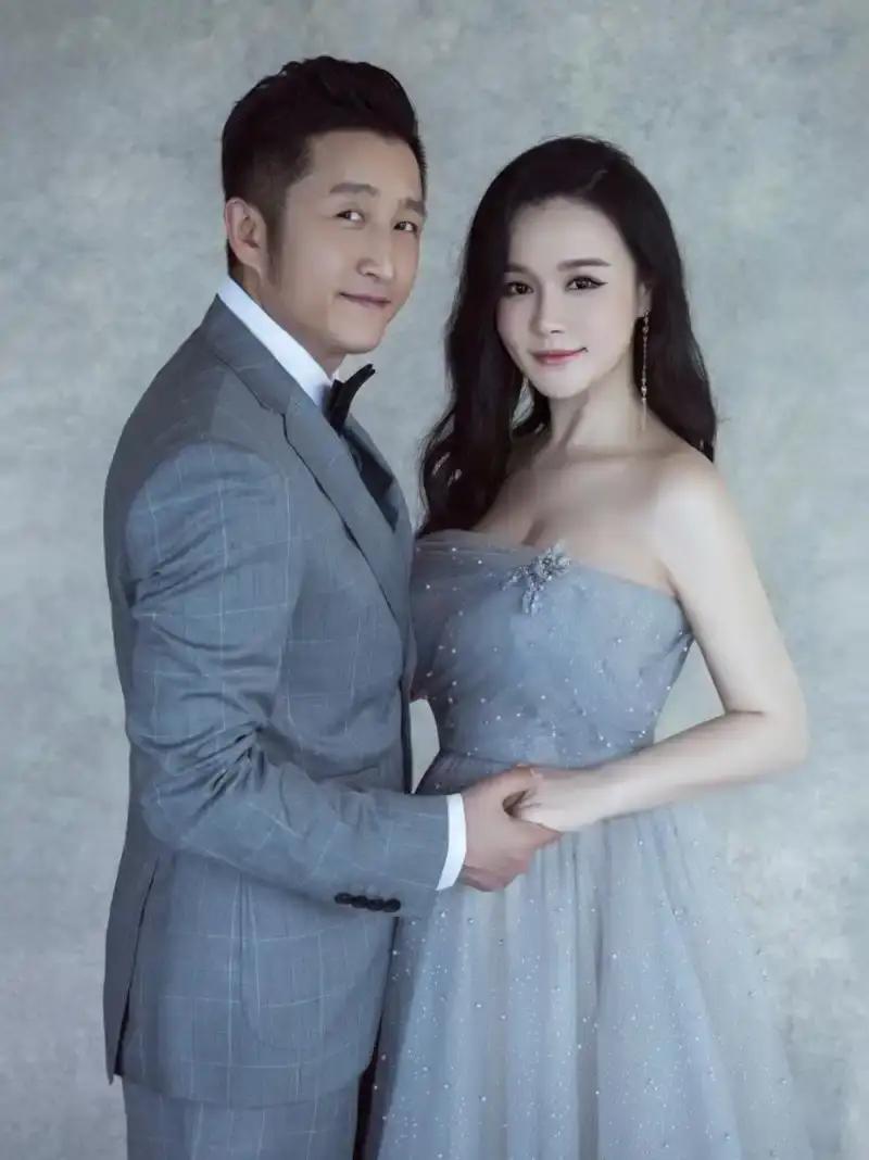 扒一扒邹市明冉莹颖经济链综艺曝光邹市明夫妇完整商业链条，家庭