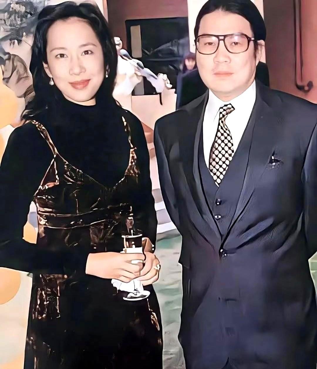 两次嫁豪门都净身出户，这女人太狠了！当年跟霍震霆离，朱玲玲一分钱没要。有人说