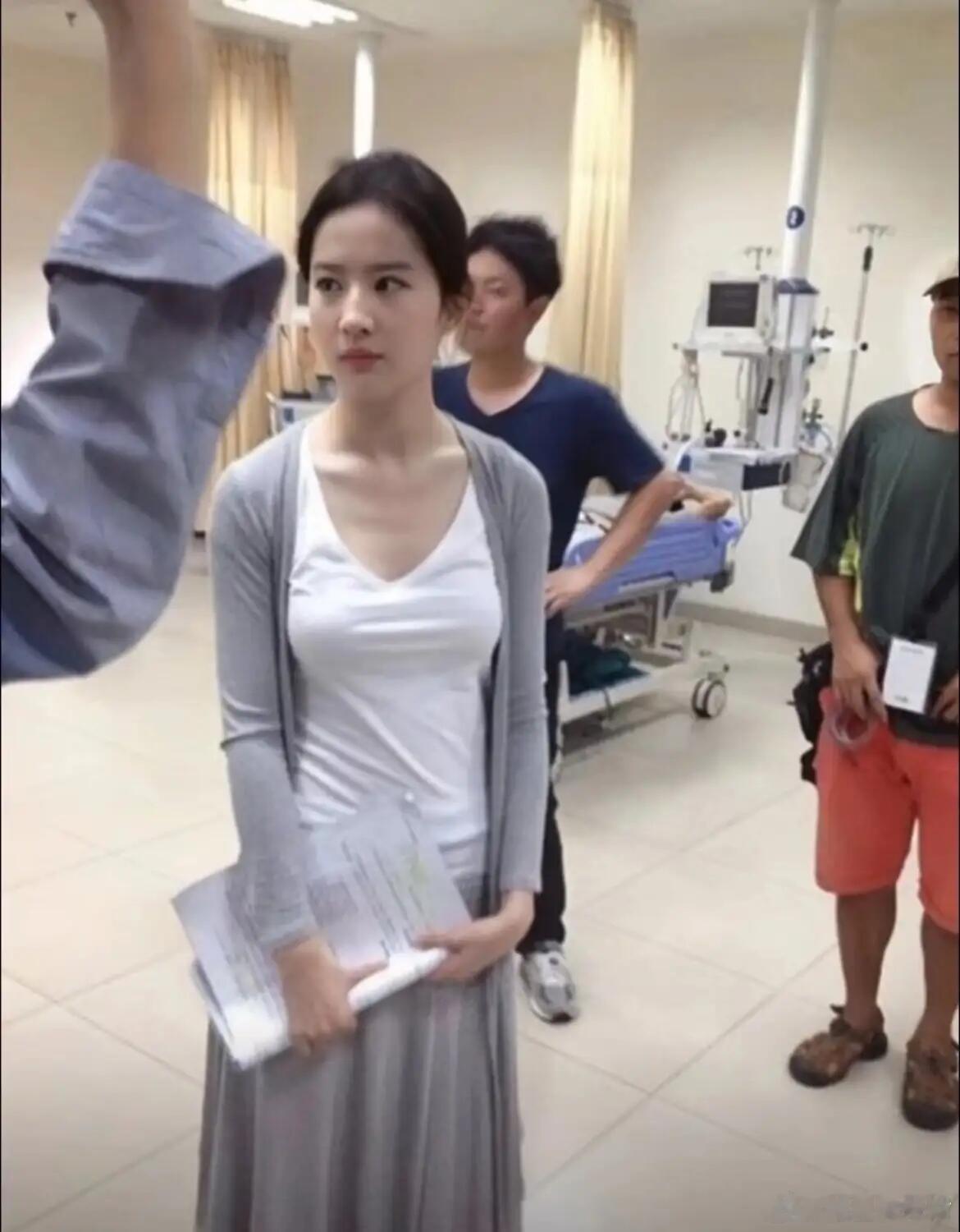 果然，内娱明星还是要看生图！明星的精修与生图，一般都会判若两人。这刘亦菲的照片拍