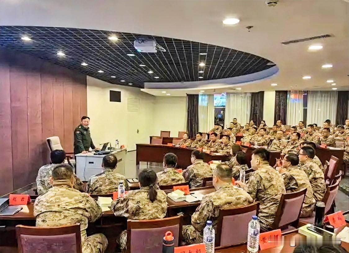 昨天刷到4月8日国防大学那个全军高级干部培训班的消息，刚扫了两眼，后背莫名发凉。