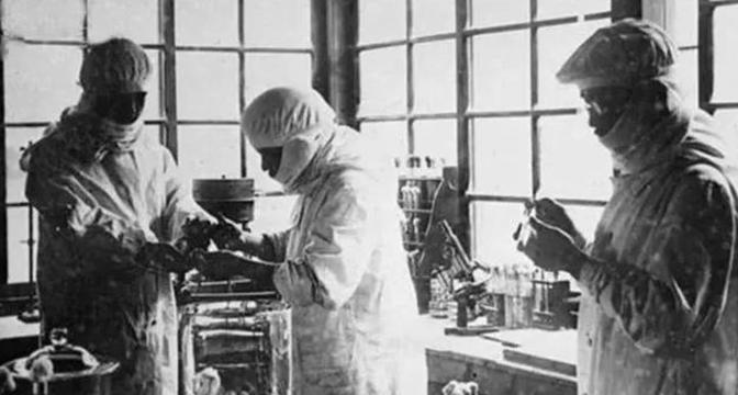 606药剂的全称是砷凡纳明，一种有机砷化合物，早于1910年由德国科学家保罗·埃