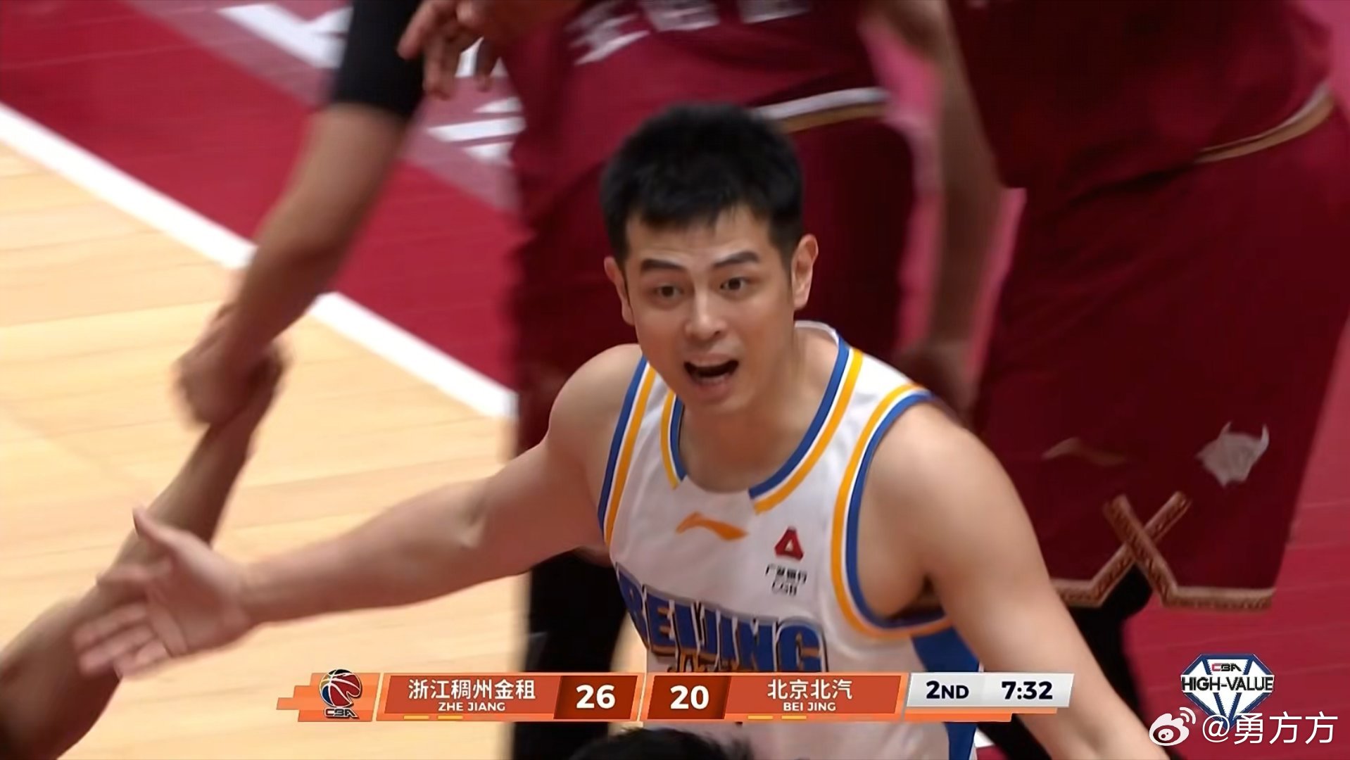 浙江男篮vs北京男篮这球从慢动作看，方硕根本就没碰着陆文博