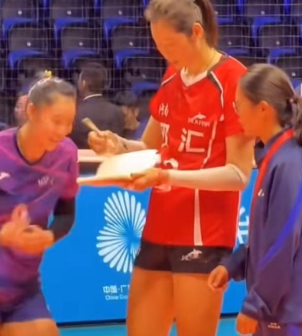 朱婷对年轻球员的影响真大啊！这不，11月12日河南女排3比0战胜北京女排的比赛结