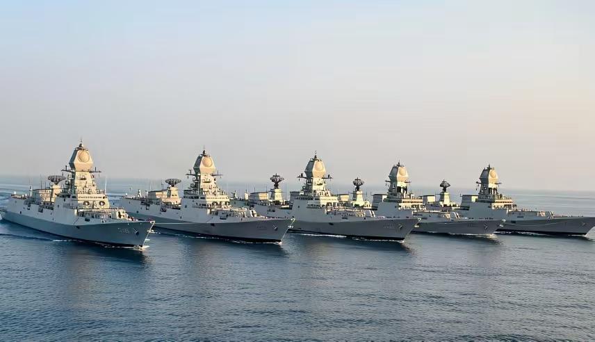 三哥又开始秀肌肉，空军拉胯就换海军撑场面。六艘军舰浩浩荡荡开赴霍尔木兹，口号喊得