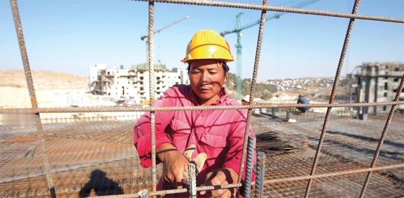 眼下，以色列的建筑工地上，有中国工人，也有印度工人。中国工人每月工资，换算成人民