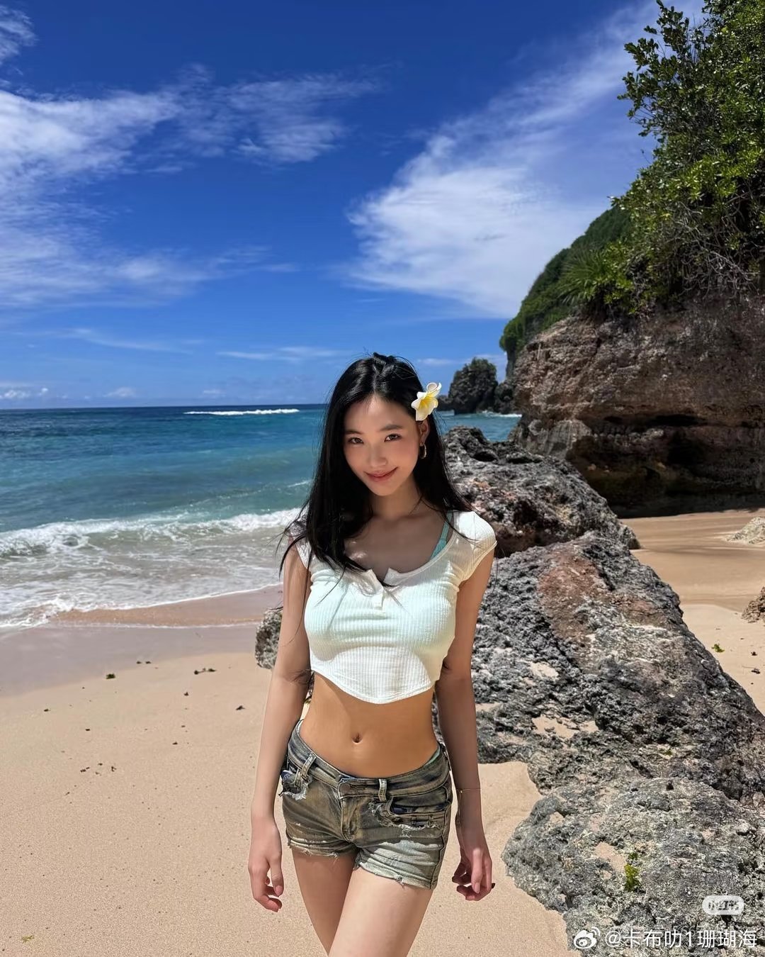 小S大女儿海边比基尼照VS二女海边比基尼照