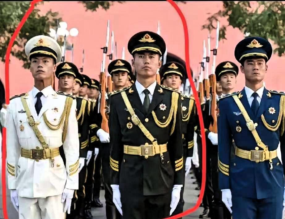 曾经的两大护旗手张自轩和曾嵘都已经退役了，时隔几年他们相约来到北京，以游客身份观