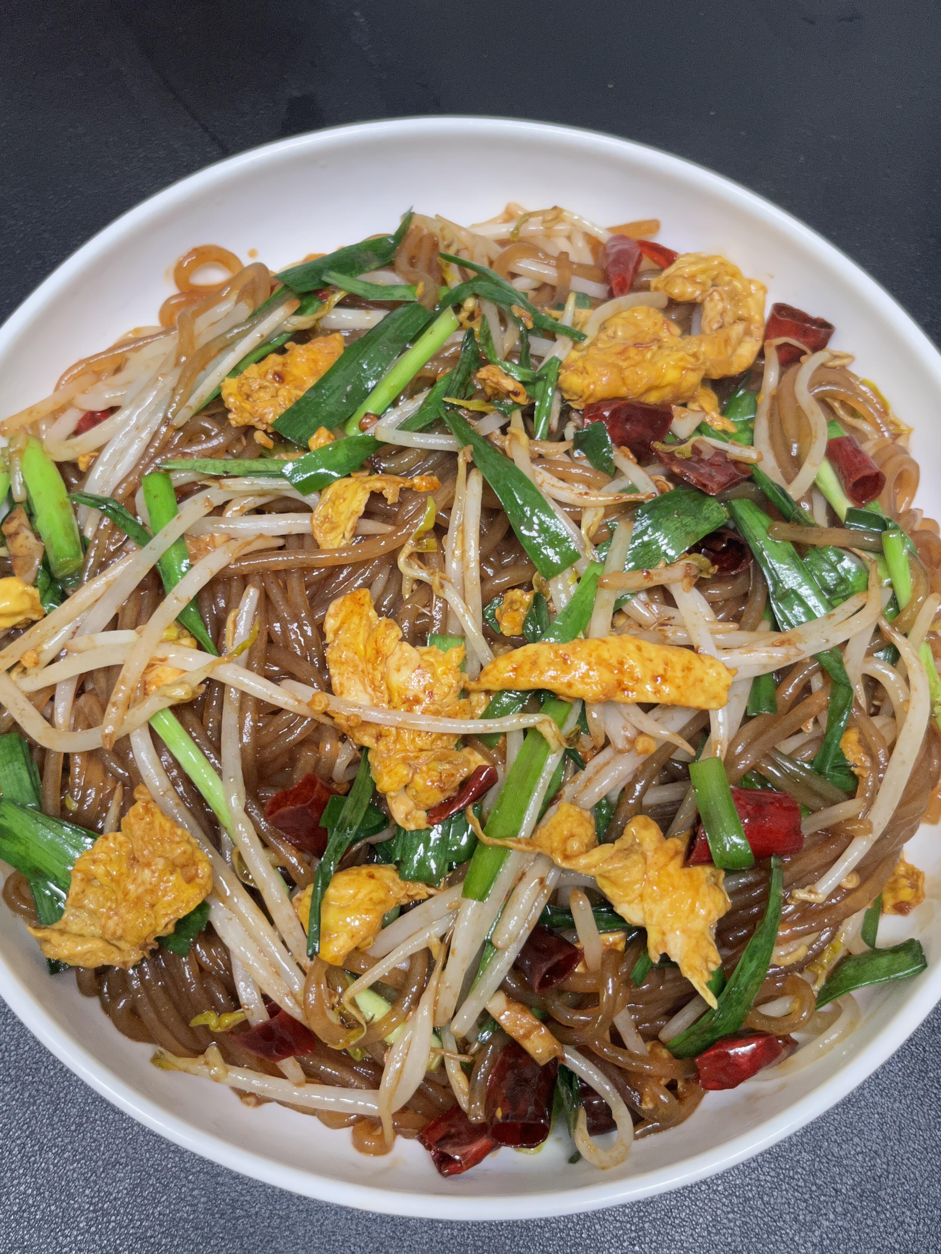 豆芽鸡蛋炒粉条，这味道真的绝了！哪怕没有肉，也能让你连炫两大碗！红薯粉条这样炒