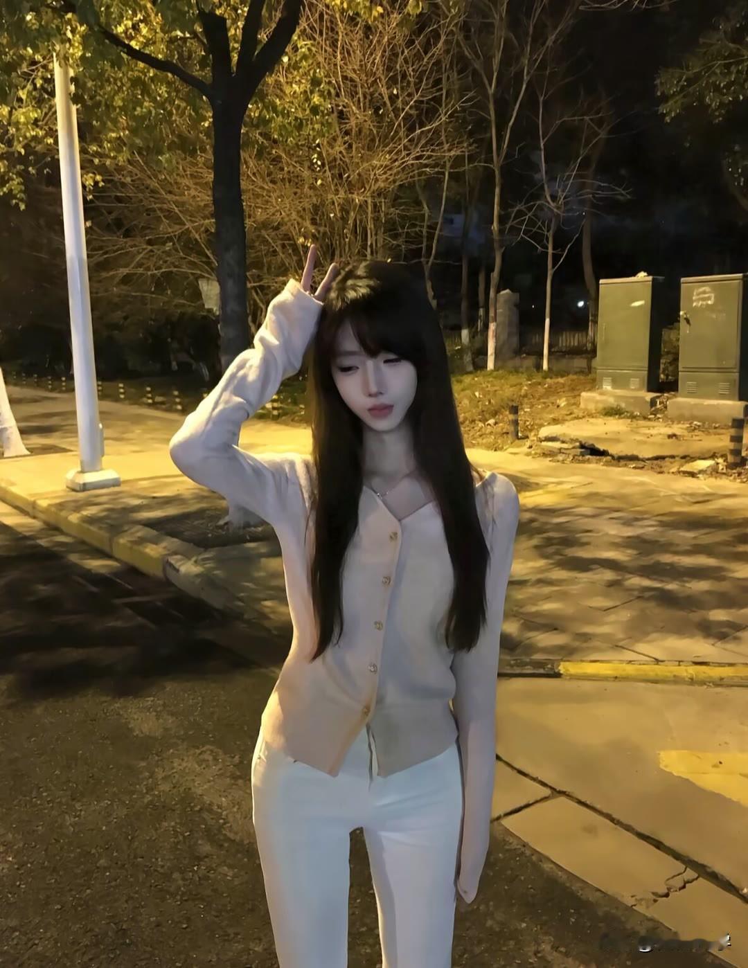“月下轻纱舞，风中似有情”，这画面想想就绝美。月光如水洒下，一位佳人身着轻纱，