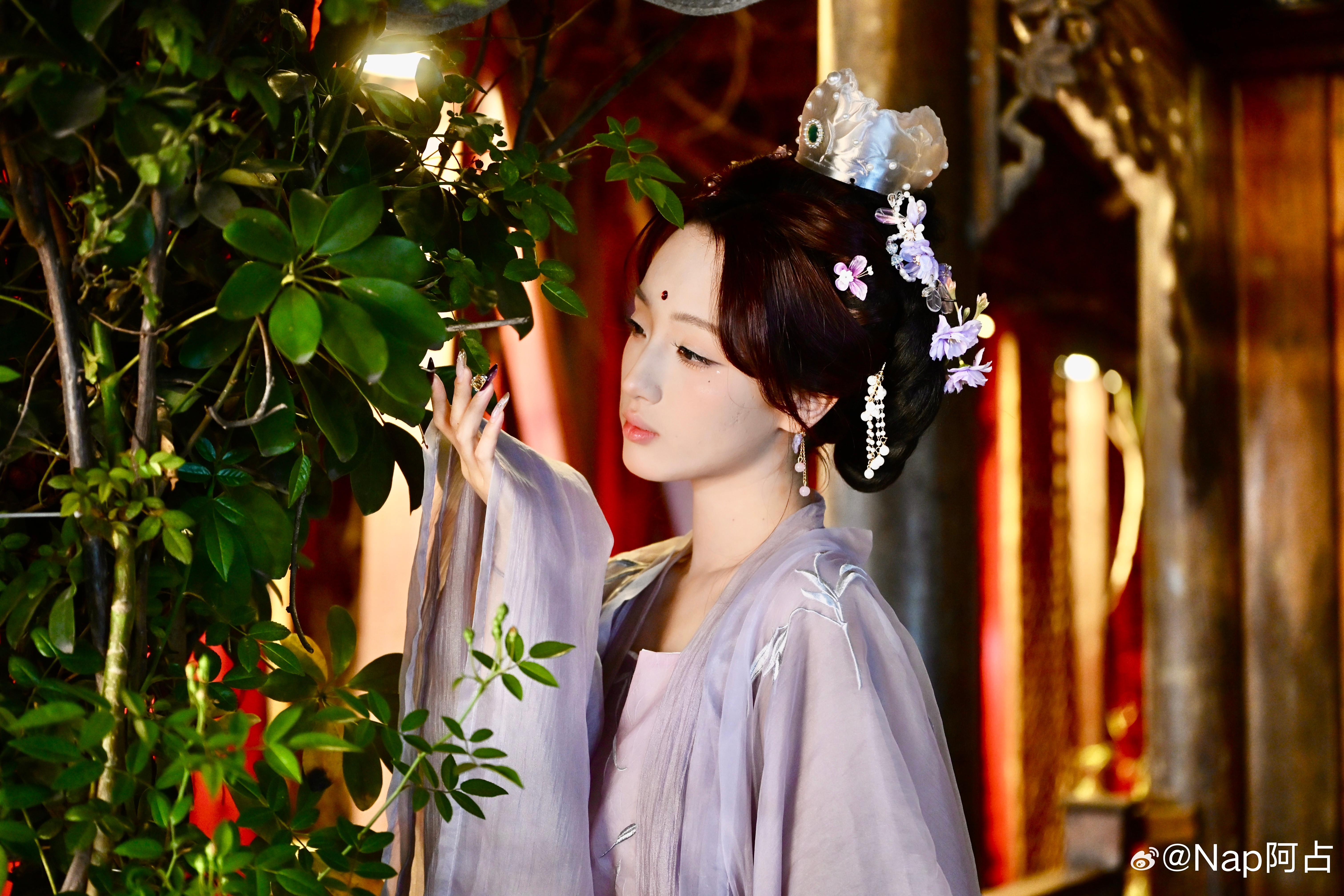 我觉得你先练练摄影技术以后出门也像我这样可以随时猛猛出片古风还是现代都能搞定对吧