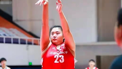中国人崇洋媚外真是到了骨子里，中国女大学生在世界篮球比赛中以全胜战绩卫冕冠军，但