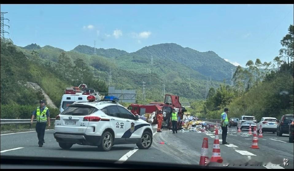 高速突发惨烈车祸！消防公安120齐上阵！今天的高速，简直是“灾难现场”！一