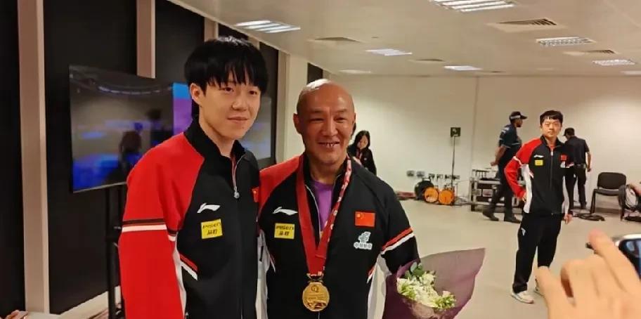 肖指导真的是诠释了什么是“喜上眉梢”——因为那是他的钦儿!王楚钦多哈男单夺冠后
