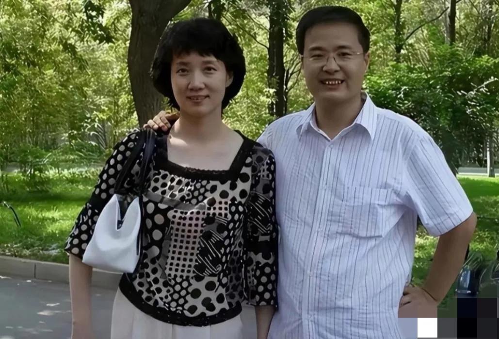 早年，李修平与老公的一张留影。演员李萍（常被误写为李秀萍）是大家熟悉的实力派老戏