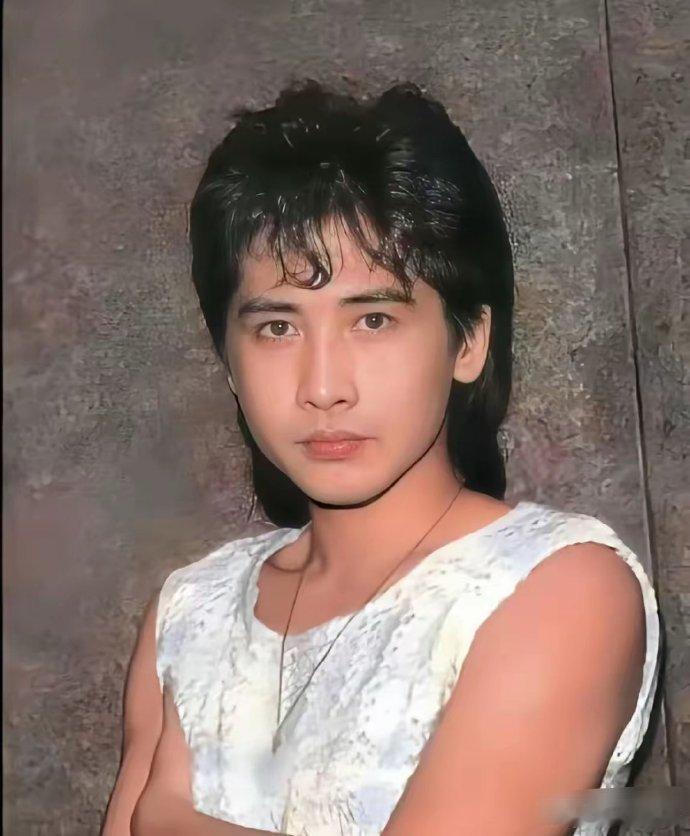 好奇怪，他年轻帅得一塌糊涂，老了丑得一言难尽了​​​