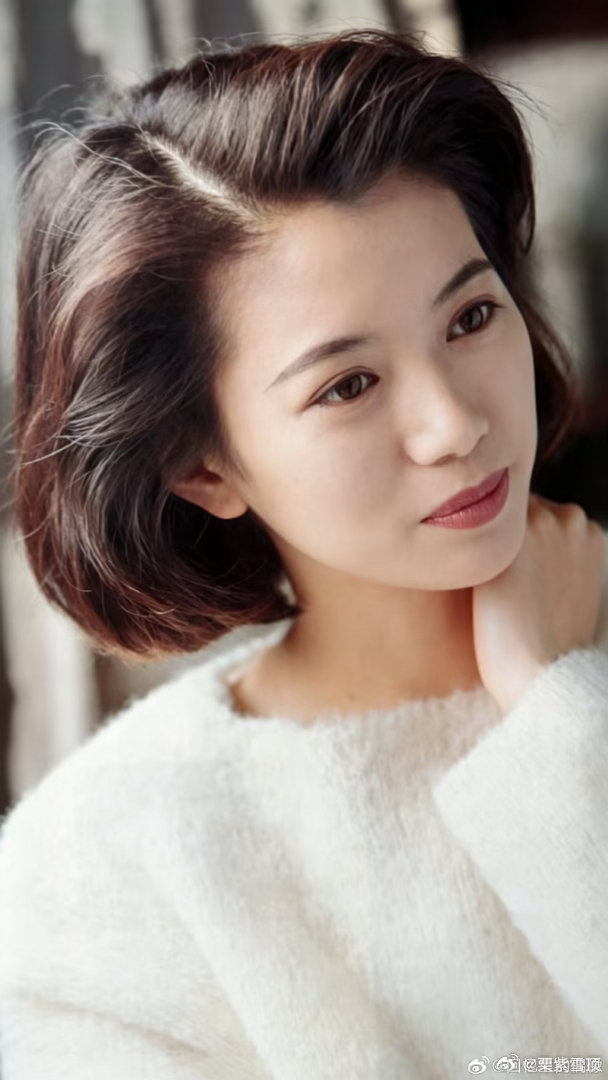 袁咏仪素颜逛展53岁袁咏仪素颜状态袁咏仪洗把脸出门，我女神就回来了，素颜看展状